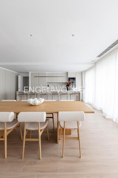 Foto cdd14d50-01bc-449d-af5b-3c2933d55a53. Attico con riscaldamento parcheggio piscina in urbanización La Moraleja La Moraleja