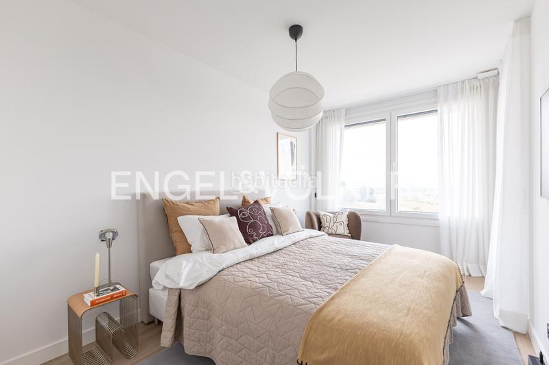 Foto d1473407-7264-436a-bdb9-9be101c3a4d4. Attico con riscaldamento parcheggio piscina in urbanización La Moraleja La Moraleja