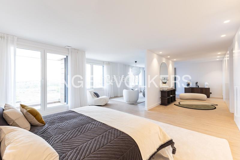 Foto db4bb707-5340-4601-aa06-57861812a617. Attico con riscaldamento parcheggio piscina in urbanización La Moraleja La Moraleja