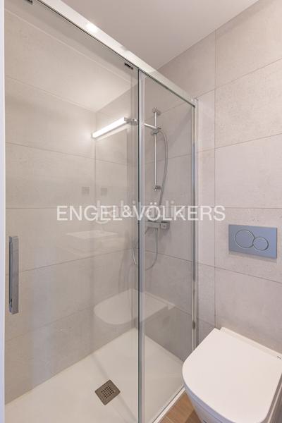 Foto dcbf9f20-80d4-48b5-9944-ed8cc303e063. Attico con riscaldamento parcheggio piscina in urbanización La Moraleja La Moraleja