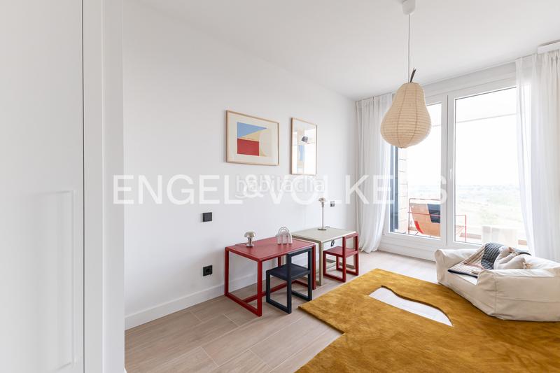 Foto dcc744fa-0eae-4740-baf2-9212e682950f. Attico con riscaldamento parcheggio piscina in urbanización La Moraleja La Moraleja