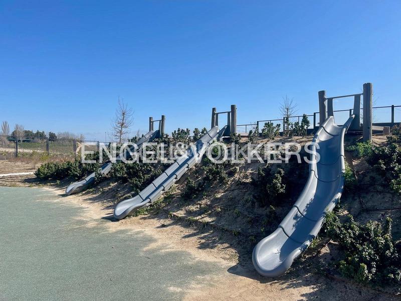 Foto e280851f-6934-4dfc-8954-03b7dcb505f8. Attico con riscaldamento parcheggio piscina in urbanización La Moraleja La Moraleja