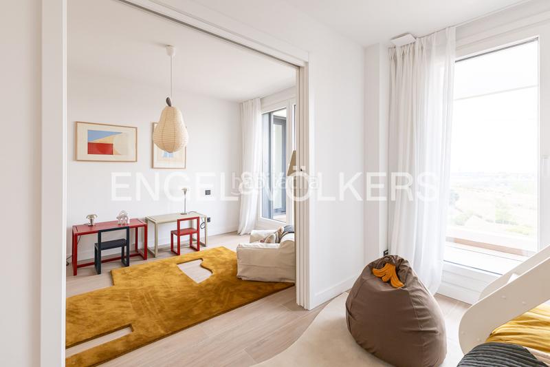 Foto e3cc3ac2-0254-4b5f-862e-910cc9eff001. Attico con riscaldamento parcheggio piscina in urbanización La Moraleja La Moraleja