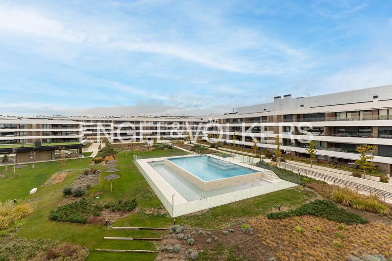 Foto f3d1bd14-c9b9-4d8a-bb37-a97c902d9d3a. Attico con riscaldamento parcheggio piscina in urbanización La Moraleja La Moraleja