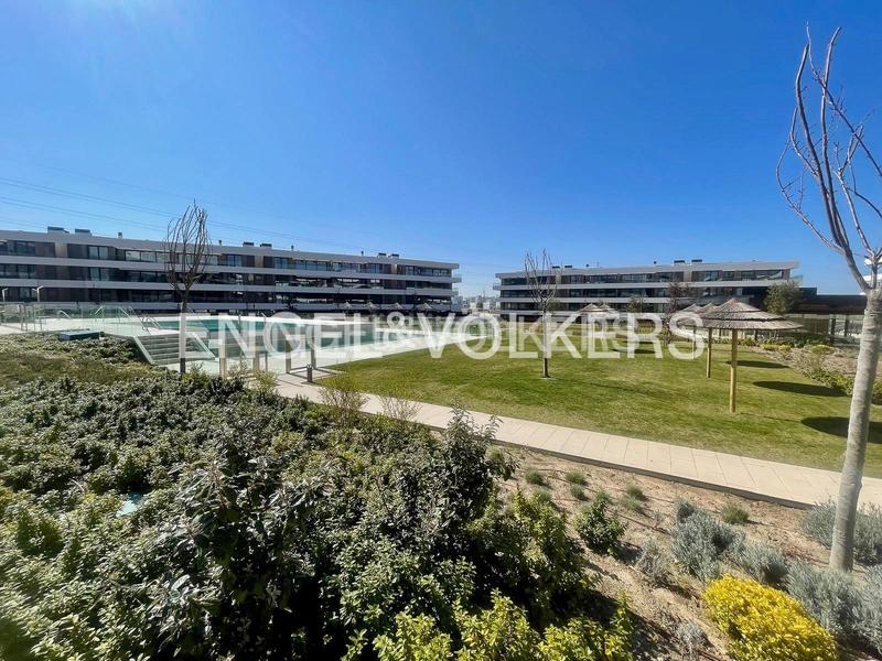 Foto f671f879-4cc4-4b83-a1b0-d23bcbd234be. Attico con riscaldamento parcheggio piscina in urbanización La Moraleja La Moraleja