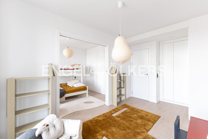 Foto f9b7e77f-2e41-442e-99b4-f467bcb5c668. Attico con riscaldamento parcheggio piscina in urbanización La Moraleja La Moraleja