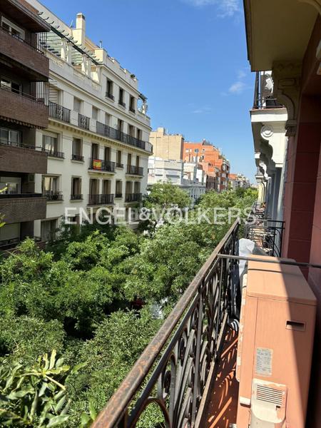 Foto beb85412-6110-49d8-905c-b88d24692f09. Alquiler apartamento luminoso y moderno piso exterior con balcones en el barrio de salamanca. en Madrid