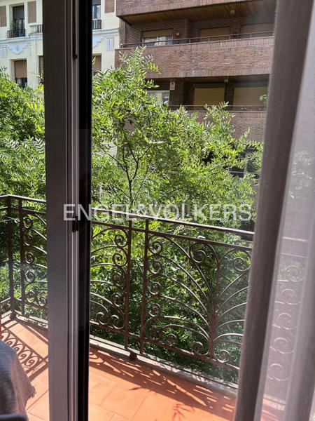 Foto d1dc270d-e1f1-477d-a452-7f1030154699. Alquiler apartamento luminoso y moderno piso exterior con balcones en el barrio de salamanca. en Madrid