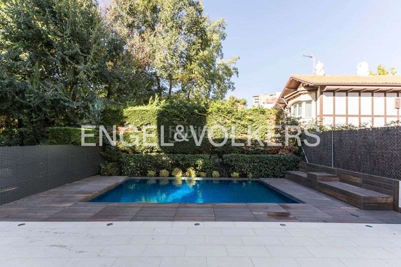 Foto d215d24c-f69e-4e28-aa82-8e3e0a9628f6. Casa adossada amb calefacció aparcament piscina a Madrid