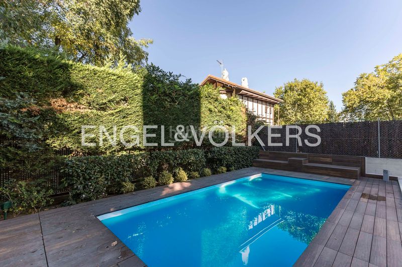 Foto e0ed9bbb-54f7-4e8a-8ee5-2c5ef8b62152. Casa adossada amb calefacció aparcament piscina a Madrid
