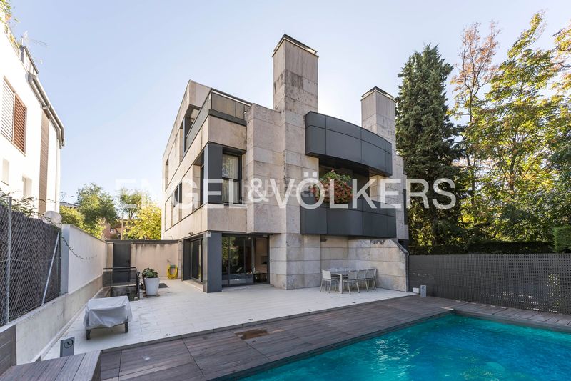 Foto e5b62037-0414-4537-b090-cb6c8d077a5b. Casa adossada amb calefacció aparcament piscina a Madrid
