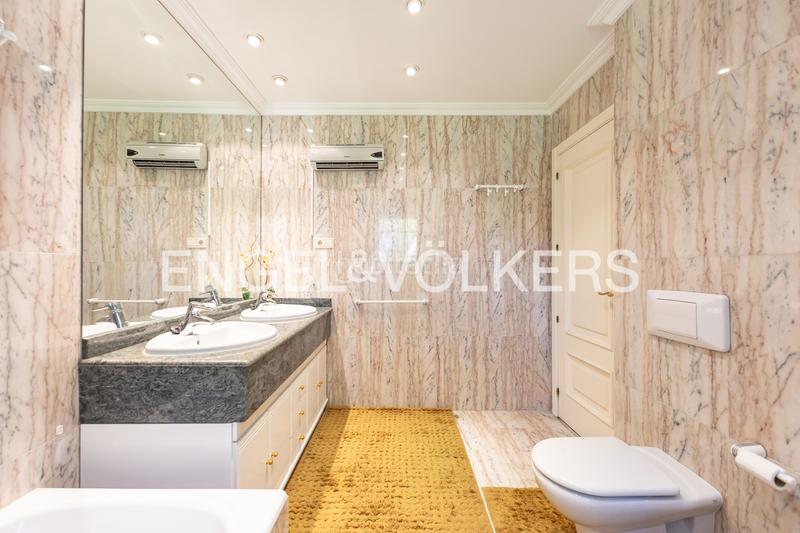 Foto c95c4b0a-65c4-453c-8935-3b84a7bb181b. Maison avec chauffage parking dans Las Lomas Boadilla del Monte