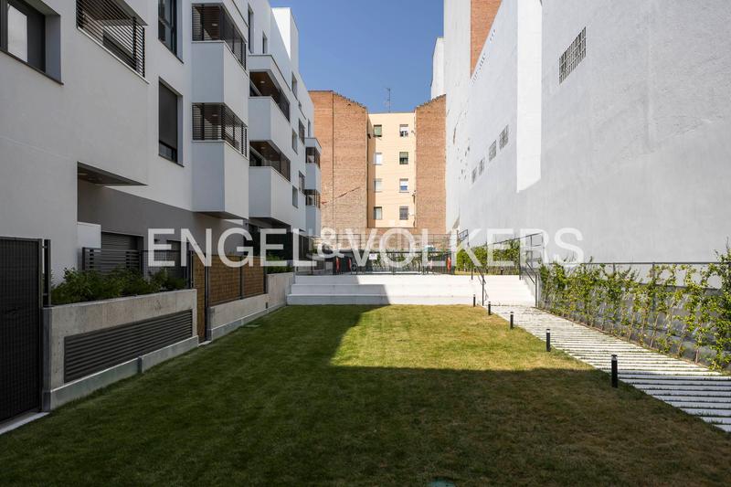 Foto 260a6734-fbe9-400e-b5c4-93f9280ee1f3. Alquiler ático fantástico y luminoso ático con terraza, parking, trastero y piscina en Madrid