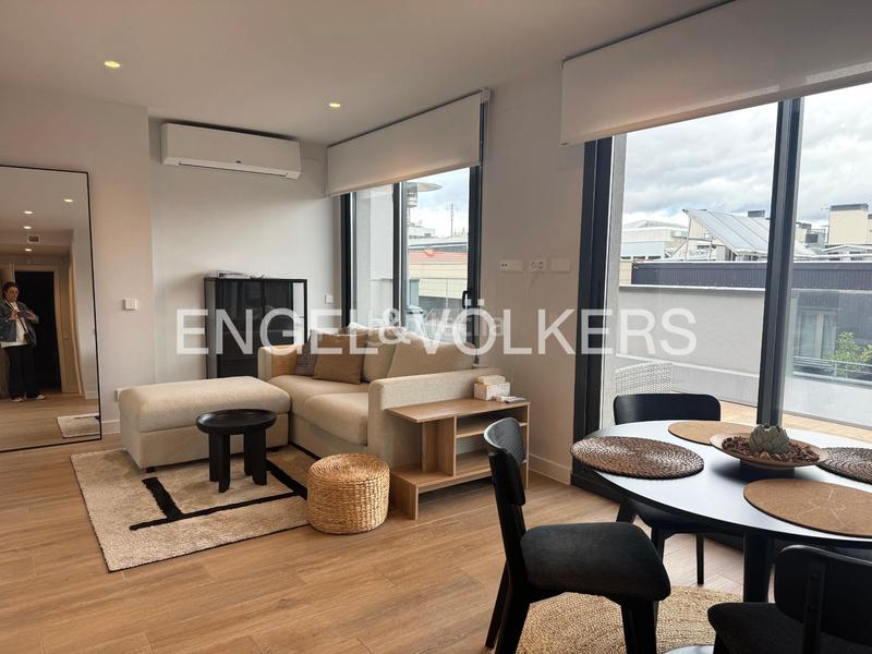 Foto 3acb78c1-e377-4024-9e37-0ec6f6fede2d. Alquiler ático fantástico y luminoso ático con terraza, parking, trastero y piscina en Madrid