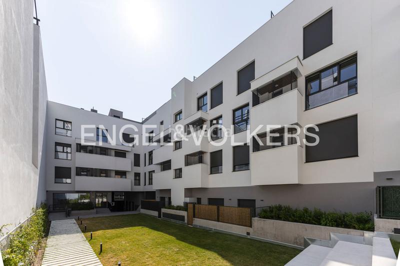 Foto 3c0c1875-4bcd-4bb1-b092-7d1b90ccd465. Alquiler ático fantástico y luminoso ático con terraza, parking, trastero y piscina en Madrid