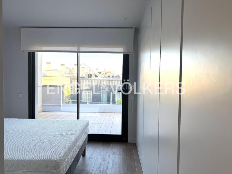 Foto 5ffdabe3-e4de-4ab8-a0fc-dac5f6650d67. Alquiler ático fantástico y luminoso ático con terraza, parking, trastero y piscina en Madrid