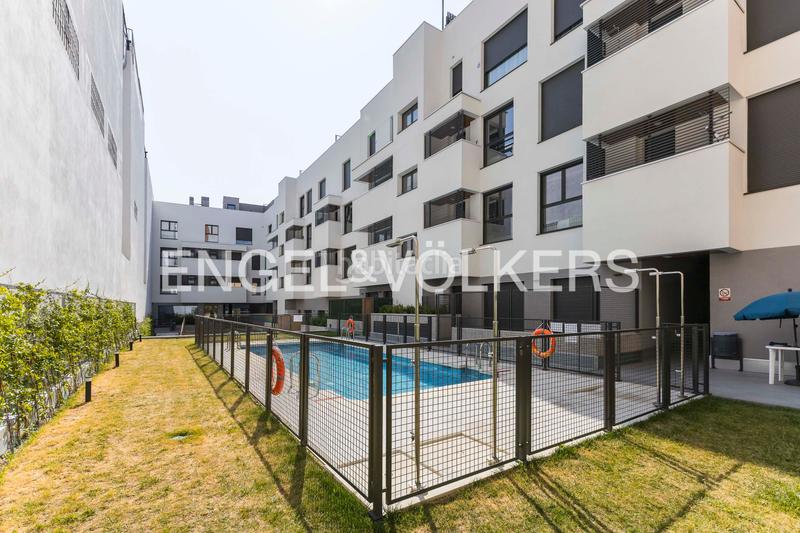 Foto 8e78e0ac-3197-45f6-a7d9-668dfff9e144. Alquiler ático fantástico y luminoso ático con terraza, parking, trastero y piscina en Madrid