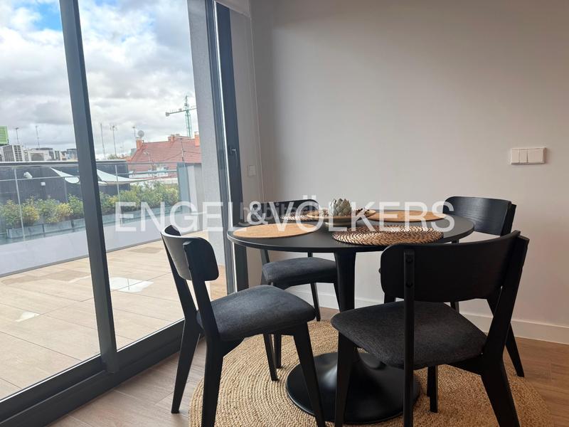 Foto 91cf94c2-536b-455c-8e02-e67c589004c2. Alquiler ático fantástico y luminoso ático con terraza, parking, trastero y piscina en Madrid