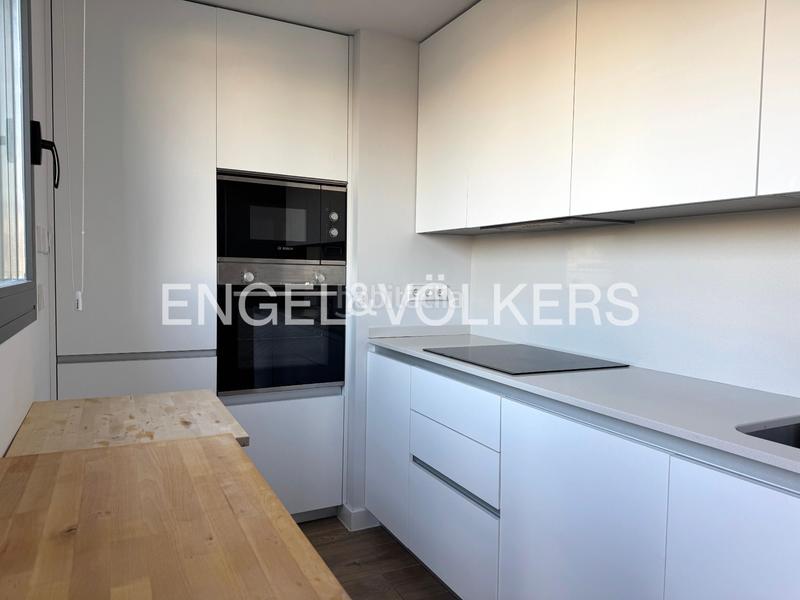 Foto 98d2d5ce-0b55-42fb-8516-ba599c776a66. Alquiler ático fantástico y luminoso ático con terraza, parking, trastero y piscina en Madrid