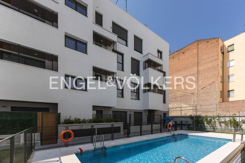 Foto a4f84088-bfff-4b20-a0cf-1ca3e7cbb78b. Alquiler ático fantástico y luminoso ático con terraza, parking, trastero y piscina en Madrid