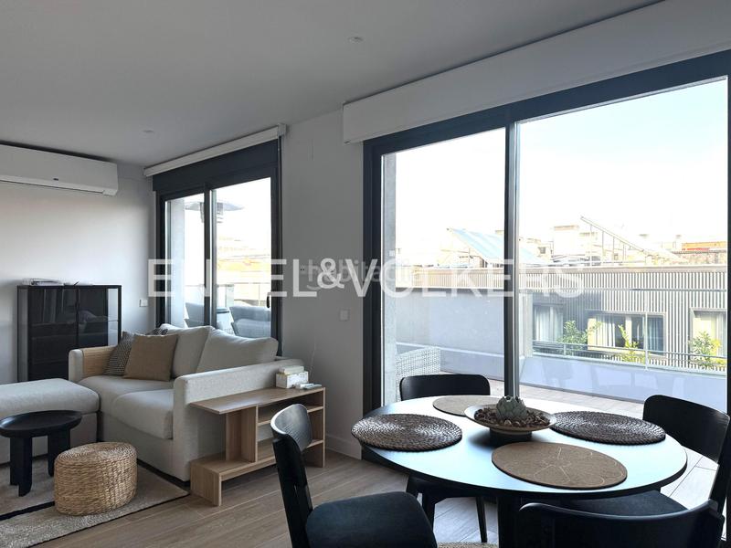 Foto df4b9174-ed76-4f7a-a756-7c7b36ed4e44. Alquiler ático fantástico y luminoso ático con terraza, parking, trastero y piscina en Madrid