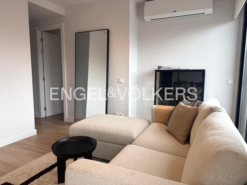 Foto e84ada2c-7847-4201-8c7a-cca3052383fb. Alquiler ático fantástico y luminoso ático con terraza, parking, trastero y piscina en Madrid