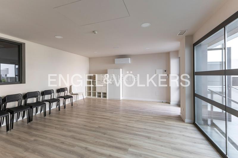 Foto f37f82ce-2e9e-48ce-8caa-bec856205bf5. Alquiler ático fantástico y luminoso ático con terraza, parking, trastero y piscina en Madrid