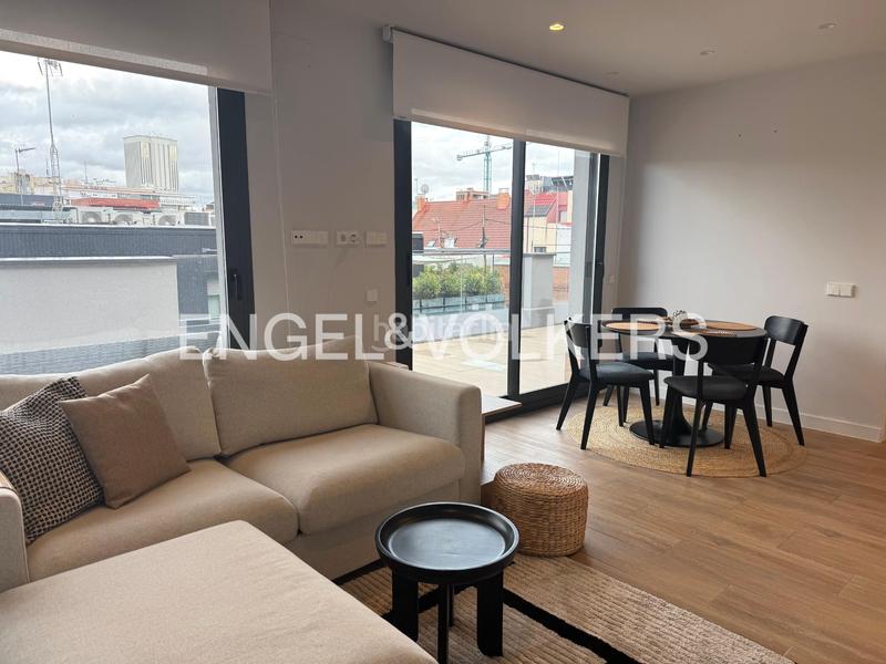 Foto f3e4eb30-8b8e-43b7-9686-e2332e9d9bc9. Alquiler ático fantástico y luminoso ático con terraza, parking, trastero y piscina en Madrid