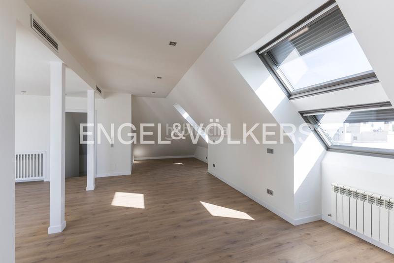 Foto 14f84080-4957-446d-8c5a-fee0f82539b1. Affitto attico con riscaldamento parcheggio piscina in Madrid