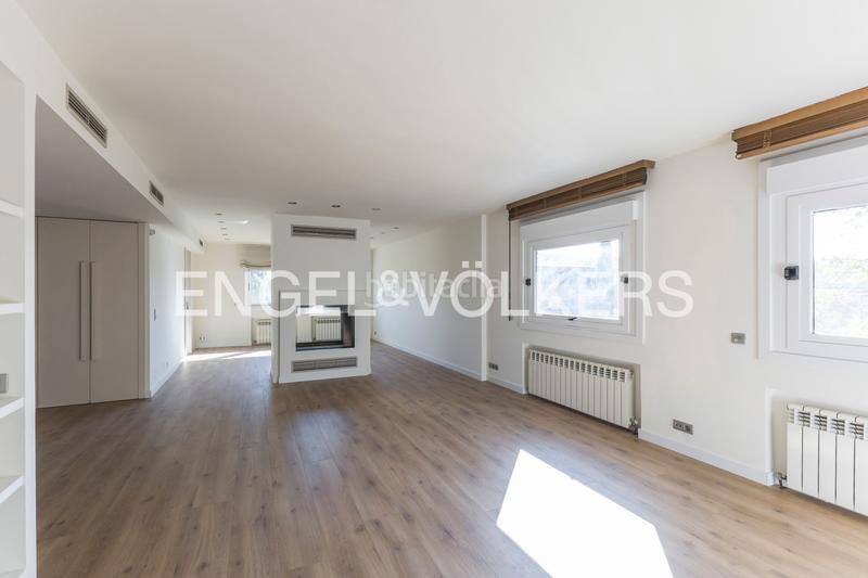 Foto f10645d0-181b-4fc6-9b98-cd90158727b0. Affitto attico con riscaldamento parcheggio piscina in Madrid