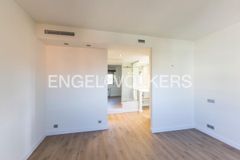 Foto 68a11bef-1f2d-4f26-9d2b-c535ac747b67. Location attique avec chauffage parking piscine dans Madrid