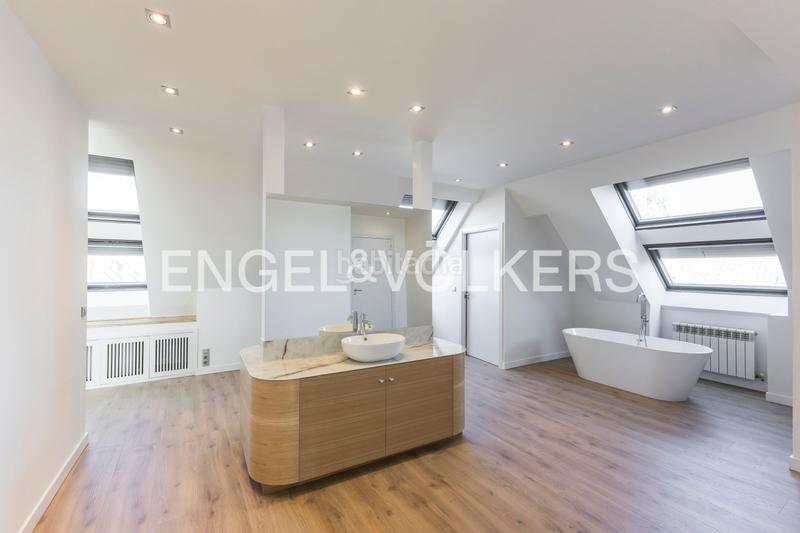 Foto 1cf91a3d-3915-4e59-beec-3b086db240c1. Rent penthouse with heating parking pool in San Juan Bautista Madrid