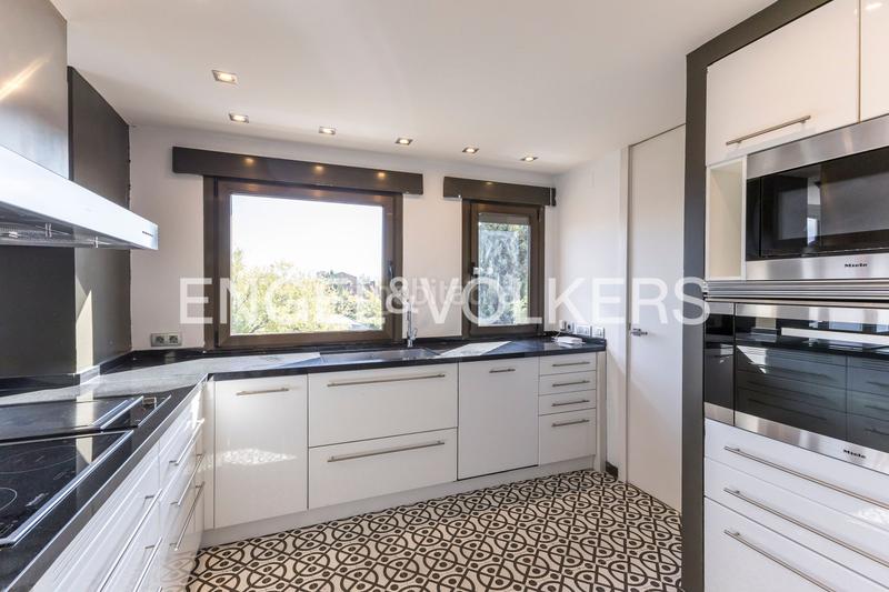 Foto 20d326fb-35a9-4194-a78d-1f5980348edd. Rent penthouse with heating parking pool in San Juan Bautista Madrid