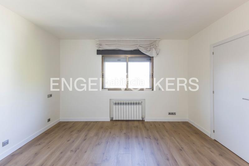 Foto 36b62f5b-9dca-49b4-bfc8-dc036a242625. Rent penthouse with heating parking pool in San Juan Bautista Madrid