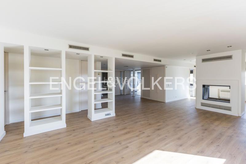 Foto 3765c25e-5639-4954-b5f7-1a45631e91d5. Rent penthouse with heating parking pool in San Juan Bautista Madrid