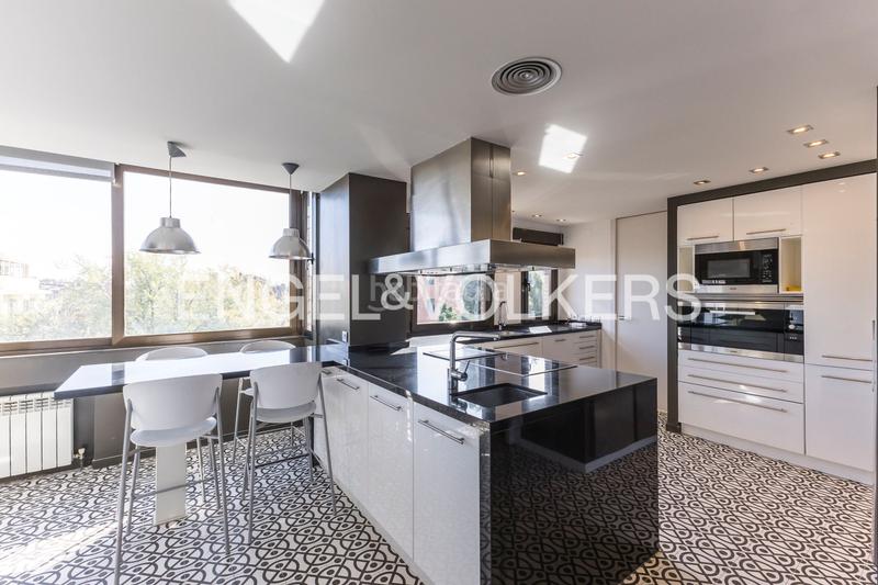 Foto 3b78695d-2a99-471c-b6c0-a9ec4069c79e. Rent penthouse with heating parking pool in San Juan Bautista Madrid