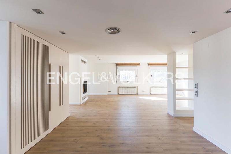 Foto 48f05ad9-40f6-4d52-a25f-d47bd49a436c. Rent penthouse with heating parking pool in San Juan Bautista Madrid