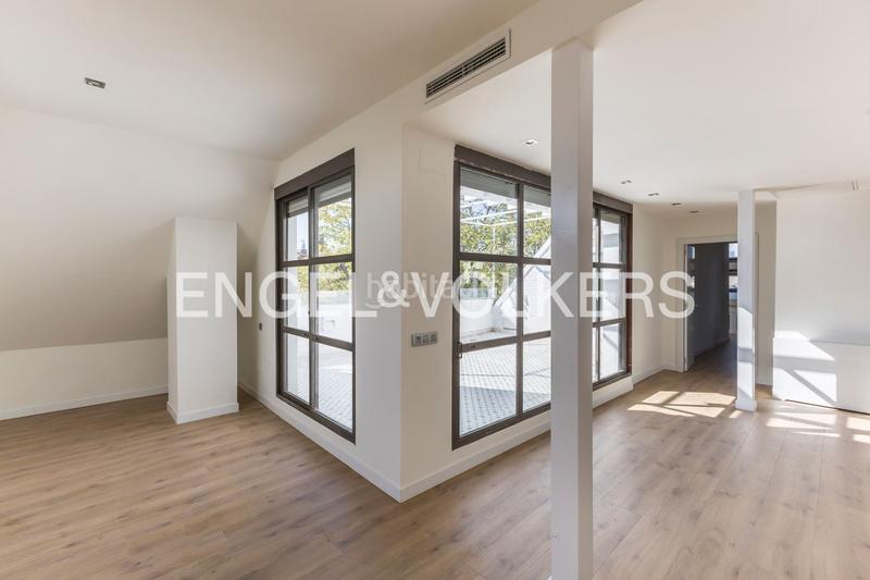 Foto 495e00e1-c6f8-41e4-8106-dc6d03b4e125. Rent penthouse with heating parking pool in San Juan Bautista Madrid