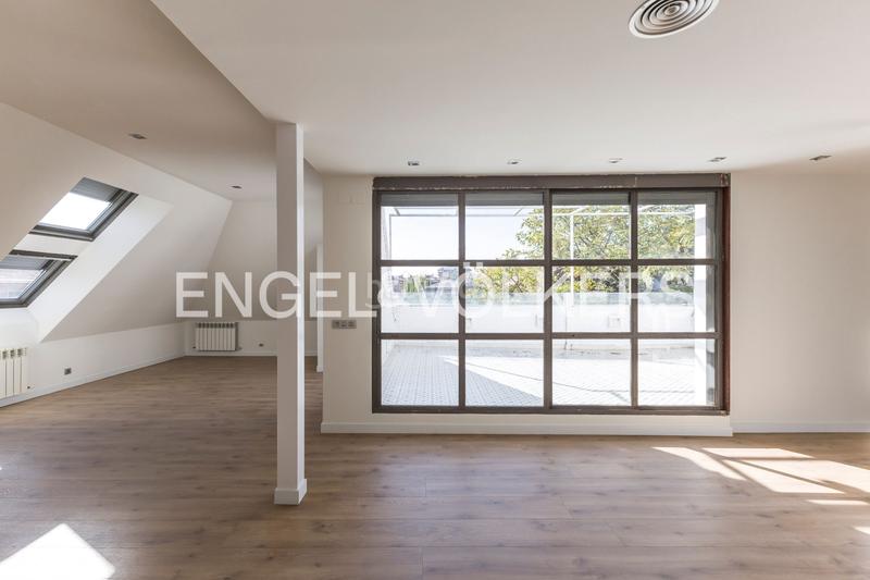 Foto 4d11c7d2-36e3-4201-8d86-be9bb5bcd408. Rent penthouse with heating parking pool in San Juan Bautista Madrid