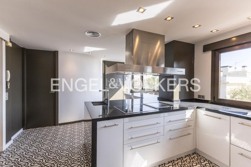 Foto 586f00ff-0fee-4c3e-921e-2b0b514e36dc. Rent penthouse with heating parking pool in San Juan Bautista Madrid