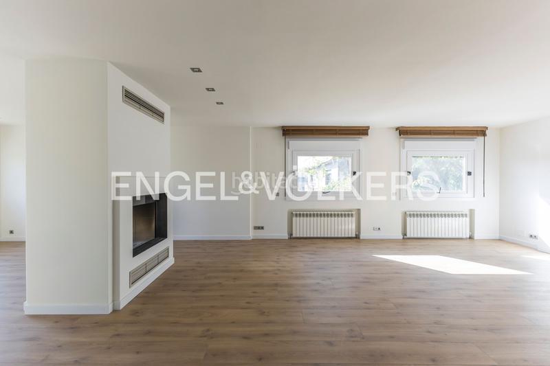 Foto 705669db-de45-421c-ba80-d574611dea9a. Rent penthouse with heating parking pool in San Juan Bautista Madrid