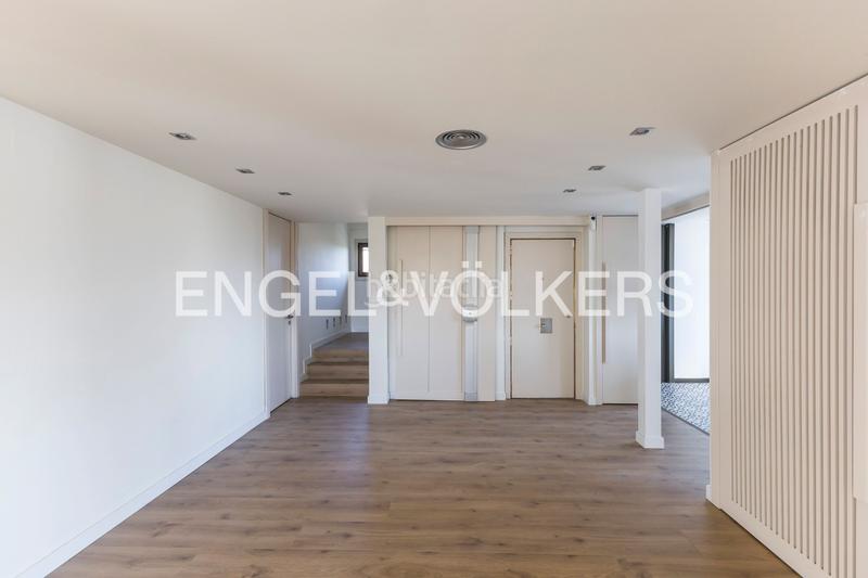 Foto 7614aee8-953c-4aee-bf38-af48f33621d7. Rent penthouse with heating parking pool in San Juan Bautista Madrid