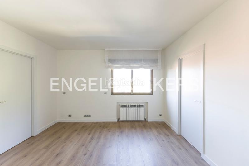 Foto 8ffae696-95e0-46b9-a133-a2e940efb6b2. Rent penthouse with heating parking pool in San Juan Bautista Madrid