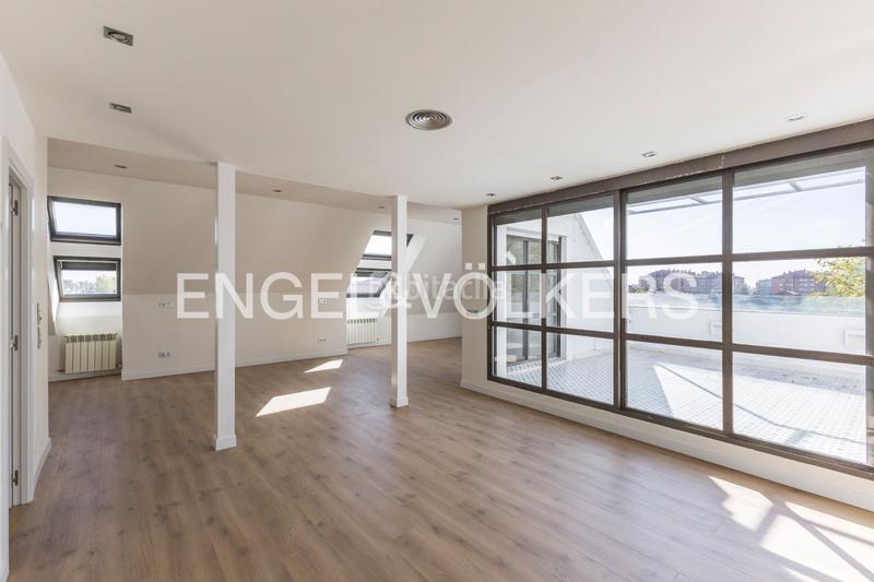 Foto adc6494f-29ff-4547-8f02-ad4e662ef911. Rent penthouse with heating parking pool in San Juan Bautista Madrid