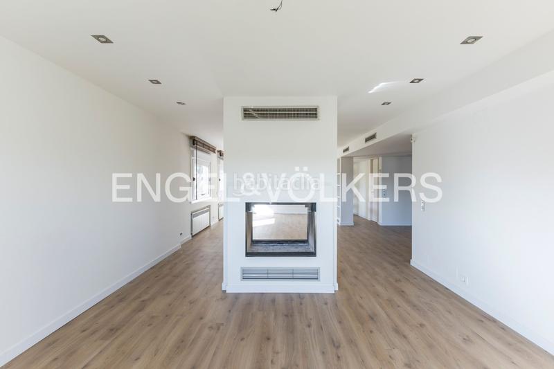 Foto b186fe46-4aea-4d34-b492-1557f3b14c53. Rent penthouse with heating parking pool in San Juan Bautista Madrid