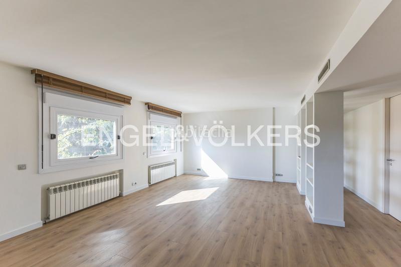 Foto bf335dae-6c04-4deb-98d2-e418a32ea89d. Rent penthouse with heating parking pool in San Juan Bautista Madrid