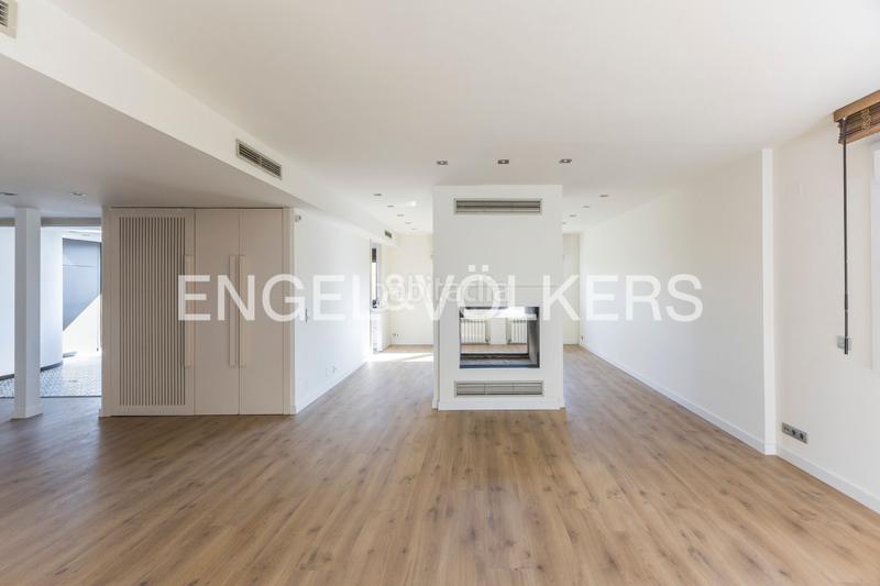 Foto c3941afb-3115-4586-9f82-174c4453b9b1. Rent penthouse with heating parking pool in San Juan Bautista Madrid