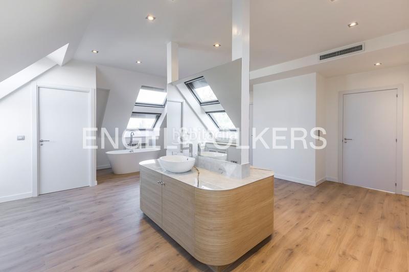 Foto e08ace03-7d8e-493c-bae7-5e7ac5d2255a. Rent penthouse with heating parking pool in San Juan Bautista Madrid