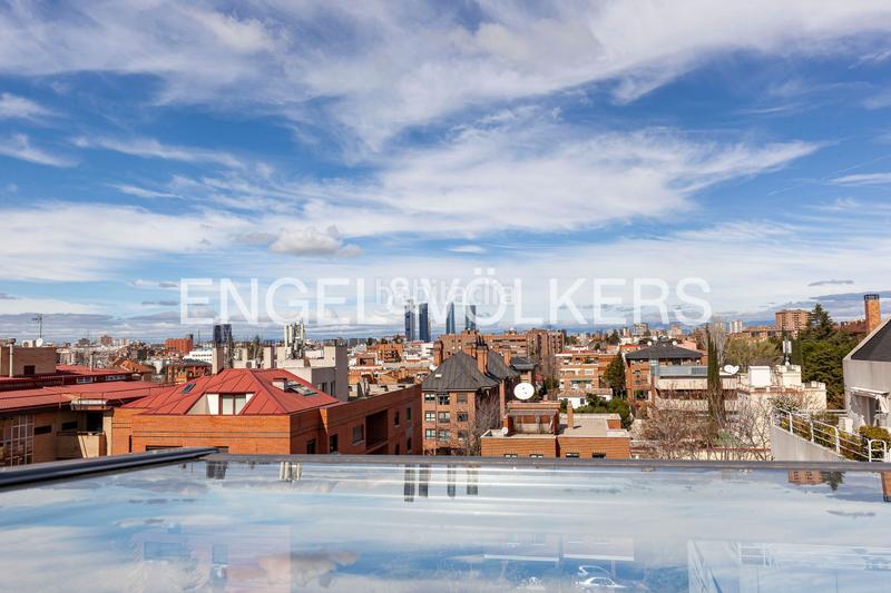 Foto e235fc93-c3d0-4004-adc1-3f4e0f4811c6. Rent penthouse with heating parking pool in San Juan Bautista Madrid