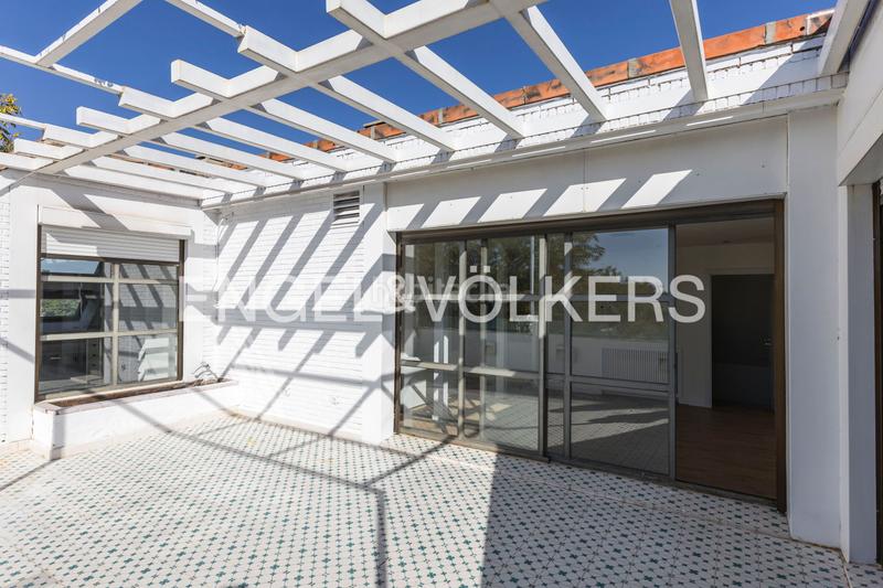 Foto f9e5962c-28f5-4553-ad6c-91f6733b41f7. Rent penthouse with heating parking pool in San Juan Bautista Madrid